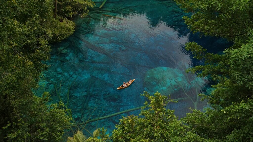 Danau Paisupok di Banggai Kepulauan dikenal dengan airnya yang jernih. Simak lokasi, sejarah, rute, biaya, wisata sekitar, dan tips berkunjung.