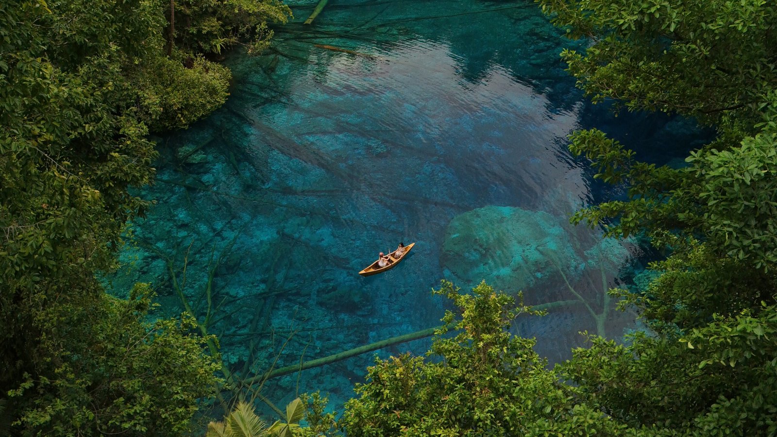 Danau Paisupok di Banggai Kepulauan dikenal dengan airnya yang jernih. Simak lokasi, sejarah, rute, biaya, wisata sekitar, dan tips berkunjung.